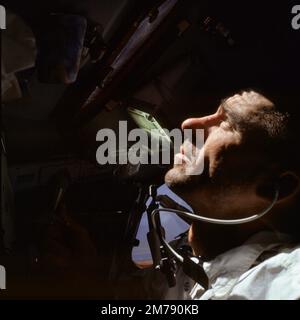 Orbite de la terre, orbite de la terre. 11 octobre 1968. Walter Cunningham, astronaute de première ligne de l'équipe Apollo VII de la NASA, regarde la fenêtre pendant le premier jour de vol dans la capsule Apollo, 11 octobre 1968 in Earth Orbit. Cunningham meurt 4 janvier 2023 à l'âge de 90 ans, le dernier membre survivant de la mission Apollo 7 de la NASA. Banque D'Images