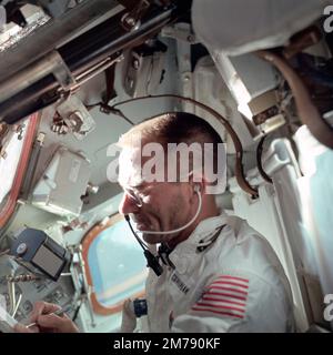 Orbite de la terre, orbite de la terre. 12 octobre 1968. L'astronaute Walter Cunningham de l'équipage principal Apollo VII de la NASA, au cours du deuxième jour de vol dans la capsule Apollo, 12 octobre 1968 dans l'orbite terrestre. Cunningham meurt 4 janvier 2023 à l'âge de 90 ans, le dernier membre survivant de la mission Apollo 7 de la NASA. Banque D'Images