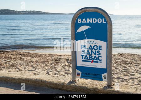 PANNEAU d'information SUR LA CHASSE SANS FUMÉE sur une plage de Bandol, dans le sud de la France, interdiction de fumer adoptée par décret municipal Banque D'Images