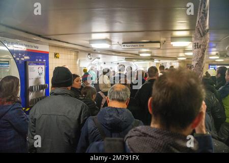 Londres, Royaume-Uni. 8th janvier 2023. Aucun pantalon sur le tube jour retours après COVID. Aucun pantalon sur le tube n'est retourné après un hiatus en raison de la pandémie COVID-19. L'entrée de Leicester Square à la Northern Line.l'événement officiel a été organisé par Ivan Markovic du groupe Facebook The Stiff Upper LIP Society et s'est déroulé de Newport place à Leicester Square et à la Northern Line jusqu'à Tottenham court Road et la Elizabeth Line jusqu'à la gare de Paddington et à la statue de Paddington Bear. Il y avait un groupe de dissidents non officiels qui allait à son propre rythme. Crédit : Peter Hogan/Alay Live News Banque D'Images