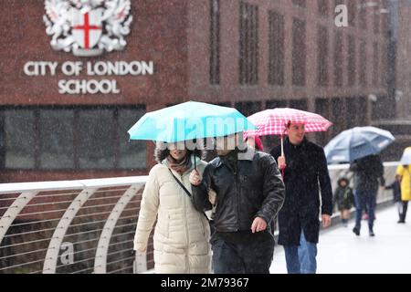 Londres, Royaume-Uni, 8th janvier 2023. Les touristes qui traversent le Millennium Bridge dans le centre de Londres ont été pris par de fortes averses de pluie alors que le temps instable de janvier se poursuit. Cedit :Monica Wells/Alamy Live News Banque D'Images