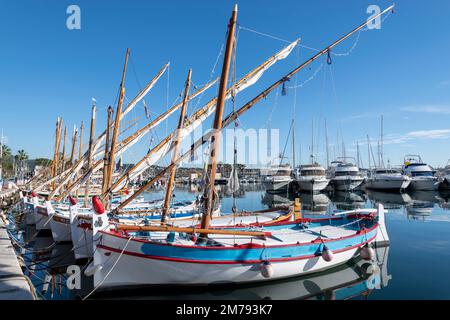 Bateaux de pêche traditionnels, colorés et typiques, lateen ou latins-rig au port de Bandol, sud de la France Banque D'Images