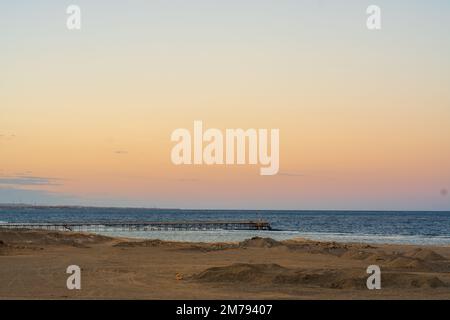 Coucher de soleil sur la magnifique mer bleue de Marsa Alam Banque D'Images