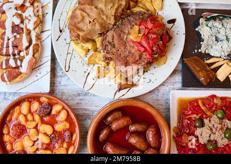 Une vue de dessus de la variété de plats délicieux sur la table Banque D'Images