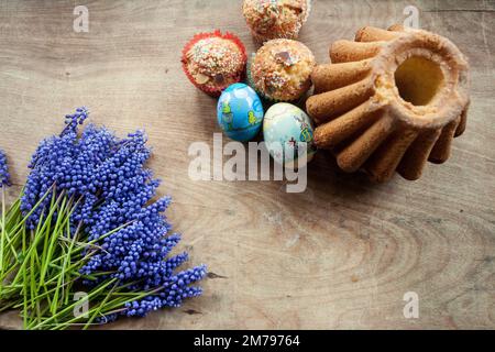 Cuisson de Pâques. Mazurkas et gâteaux de Pâques. Le travail d'un confiseur Banque D'Images