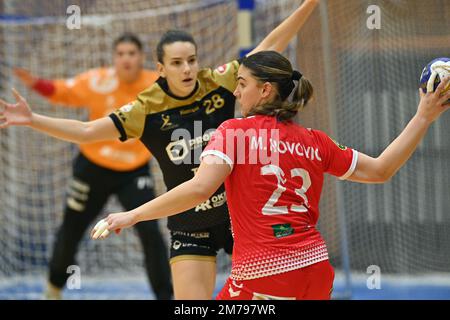 Cheb, République tchèque. 08th janvier 2023. De gauche Marija Bozovic de Kynzvart et Mina Novovic de Gijon en action pendant le handball féminin coupe d'Europe première ronde du groupe de 16: Kynzvart vs Gijon à Cheb, République Tchèque, 8 janvier 2023. Crédit: Slavomir Kubes/CTK photo/Alamy Live News Banque D'Images