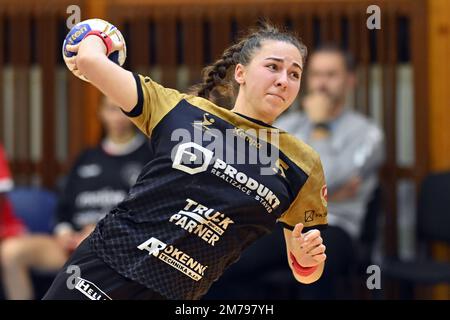 Cheb, République tchèque. 08th janvier 2023. De gauche Barbora Tesarova de Kynzvart en action pendant le handball féminin coupe européenne première ronde du groupe de 16: Kynzvart vs Gijon à Cheb, République Tchèque, 8 janvier 2023. Crédit: Slavomir Kubes/CTK photo/Alamy Live News Banque D'Images