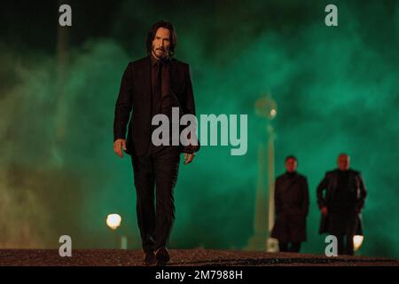 DATE DE SORTIE: 24 mars 2023. TITRE: John Wick: Chapitre 4. STUDIO: Lionsgate. DIRECTEUR: Chad Stahelski. PLOT: John Wick (Keanu Reeves) prend sur ses adversaires les plus mortels encore dans le prochain quatrième épisode de la série. Avec le prix sur sa tête toujours plus élevé, Wick prend sa lutte contre le monde de la Table haute alors qu'il cherche les joueurs les plus puissants dans le monde sous-jacent, de New York à Paris en passant par Osaka à Berlin. AVEC: KEANU REEVES comme John Wick. (Image de crédit : © Lionsgate/Entertainment Pictures) Banque D'Images