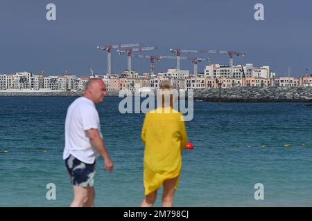 Chantier de construction, chantier de construction, bruit de construction sur la plage du Mer à Dubaï. En arrière-plan, de nouveaux immeubles, complexes de vacances, appartements, maisons et hôtels sont en cours de construction dans le premier plan geen vacanciers le long de la plage. 01/02/2023. ? Banque D'Images