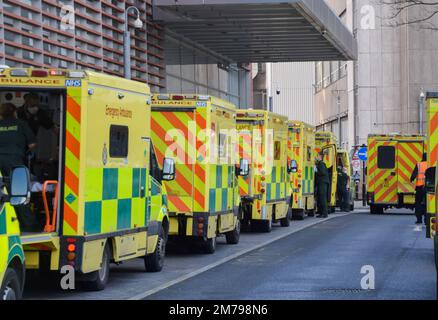 Londres, Royaume-Uni janvier 2021. Véhicules d'ambulance à l'hôpital Royal London pendant la pandémie du coronavirus. Banque D'Images