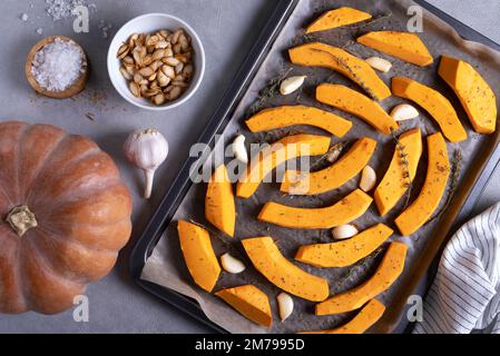 Gourde musc mûr et tranches de gourde sur une plaque à pâtisserie Banque D'Images