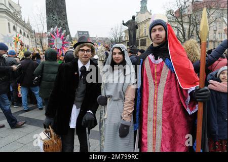 Lviv, Ukraine 8 janvier 2023. Des personnes vêtues de costumes posent pour une photo lors du festival folklorique 'la joie nouvelle est devenue', des groupes folkloriques, des scènes de la nativité de divers quartiers de la région de Lviv se produit, carolé dans le cadre de la célébration de Noël au milieu de l'invasion russe. Sur 7 janvier, les Ukrainiens célèbrent Noël orthodoxe selon l'ancien calendrier Julien. Banque D'Images