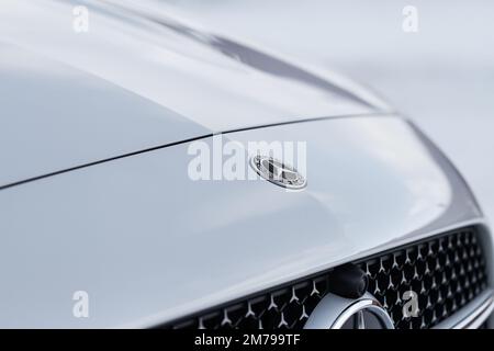 MOSCOU, RUSSIE - 02 FÉVRIER 2022. Berline de luxe Mercedes-Benz classe C 200 (W206), vue latérale avant. Logo Mercedes-Benz en gros plan. Banque D'Images