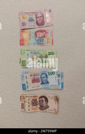 Billets de peso mexicains disposés par coupure sur une surface en marbre. Banque D'Images