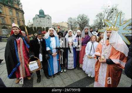 Lviv, Ukraine 8 janvier 2023. Des personnes vêtues de costumes posent pour une photo lors du festival folklorique 'la joie nouvelle est devenue', des groupes folkloriques, des scènes de la nativité de divers quartiers de la région de Lviv se produit, carolé dans le cadre de la célébration de Noël au milieu de l'invasion russe. Sur 7 janvier, les Ukrainiens célèbrent Noël orthodoxe selon l'ancien calendrier Julien. Banque D'Images