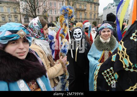 Lviv, Ukraine 8 janvier 2023. Des personnes vêtues de costumes posent pour une photo lors du festival folklorique 'la joie nouvelle est devenue', des groupes folkloriques, des scènes de la nativité de divers quartiers de la région de Lviv se produit, carolé dans le cadre de la célébration de Noël au milieu de l'invasion russe. Sur 7 janvier, les Ukrainiens célèbrent Noël orthodoxe selon l'ancien calendrier Julien. Banque D'Images