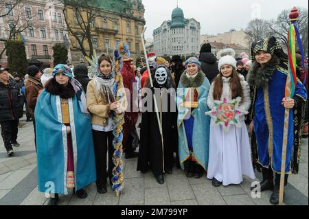 Lviv, Ukraine 8 janvier 2023. Des personnes vêtues de costumes posent pour une photo lors du festival folklorique 'la joie nouvelle est devenue', des groupes folkloriques, des scènes de la nativité de divers quartiers de la région de Lviv se produit, carolé dans le cadre de la célébration de Noël au milieu de l'invasion russe. Sur 7 janvier, les Ukrainiens célèbrent Noël orthodoxe selon l'ancien calendrier Julien. Banque D'Images