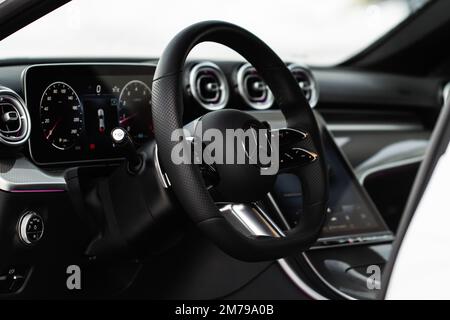 MOSCOU, RUSSIE - 02 FÉVRIER 2022. Mercedes-Benz classe C 200 (W206), vue rapprochée du volant. Logo Mercedes-Benz sur le volant. Compa Banque D'Images