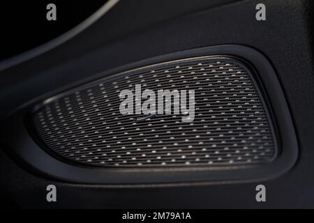 MOSCOU, RUSSIE - 02 FÉVRIER 2022. Grille des haut-parleurs du système audio Burmester. Voiture moderne intérieur vue rapprochée. Détails de l'intérieur moderne de la voiture. Mercedes Banque D'Images