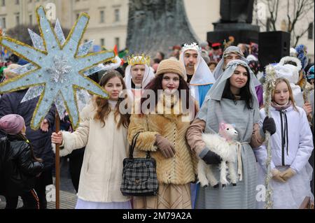 Lviv, Ukraine 8 janvier 2023. Des personnes vêtues de costumes posent pour une photo lors du festival folklorique 'la joie nouvelle est devenue', des groupes folkloriques, des scènes de la nativité de divers quartiers de la région de Lviv se produit, carolé dans le cadre de la célébration de Noël au milieu de l'invasion russe. Sur 7 janvier, les Ukrainiens célèbrent Noël orthodoxe selon l'ancien calendrier Julien. Banque D'Images