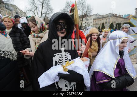 Lviv, Ukraine 8 janvier 2023. Des personnes vêtues de costumes posent pour une photo lors du festival folklorique 'la joie nouvelle est devenue', des groupes folkloriques, des scènes de la nativité de divers quartiers de la région de Lviv se produit, carolé dans le cadre de la célébration de Noël au milieu de l'invasion russe. Sur 7 janvier, les Ukrainiens célèbrent Noël orthodoxe selon l'ancien calendrier Julien. Banque D'Images