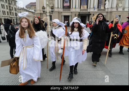 Lviv, Ukraine 8 janvier 2023. Des personnes vêtues de costumes posent pour une photo lors du festival folklorique 'la joie nouvelle est devenue', des groupes folkloriques, des scènes de la nativité de divers quartiers de la région de Lviv se produit, carolé dans le cadre de la célébration de Noël au milieu de l'invasion russe. Sur 7 janvier, les Ukrainiens célèbrent Noël orthodoxe selon l'ancien calendrier Julien. Banque D'Images