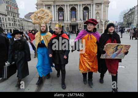 Lviv, Ukraine 8 janvier 2023. Des personnes vêtues de costumes posent pour une photo lors du festival folklorique 'la joie nouvelle est devenue', des groupes folkloriques, des scènes de la nativité de divers quartiers de la région de Lviv se produit, carolé dans le cadre de la célébration de Noël au milieu de l'invasion russe. Sur 7 janvier, les Ukrainiens célèbrent Noël orthodoxe selon l'ancien calendrier Julien. Banque D'Images