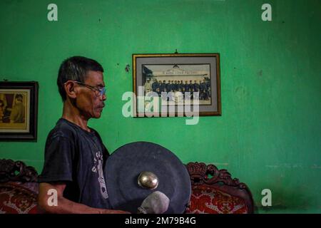 8 janvier 2023, Bogor, Java-Ouest, Indonésie : l'un des artisans qui travaille depuis 30 ans. Le processus de faire un gong à Bogor. L'usine de Bogor gong existe depuis 3 siècles et est passée d'une génération à l'autre jusqu'à ce qu'elle atteigne la septième génération. Artisanat sous forme de gongs, saron, à un ensemble de gamelan. Gong Factory Bogor a vendu de l'artisanat dans toute l'Indonésie à des pays étrangers. (Image de crédit : © Faisal Ramadhan/SOPA Images via ZUMA Press Wire) Banque D'Images