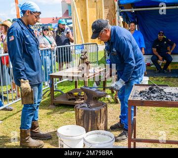 LA NOUVELLE-ORLÉANS, LA, États-Unis - 29 AVRIL 2022 : forgeron et assistant faisant la démonstration de l'artisanat de fabrication d'outils au Festival du Jazz et du Patrimoine de la Nouvelle-Orléans Banque D'Images