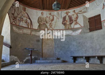 Sesto-Sexten, Italie - 19 septembre 2022 - l'église paroissiale de Saint Pierre et Saint Paul avec le beau cimetière avec arcades à la fin de l'été Banque D'Images