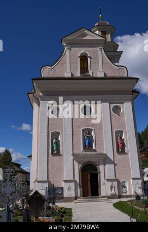 Sesto-Sexten, Italie - 19 septembre 2022 - l'église paroissiale de Saint Pierre et Saint Paul avec le beau cimetière avec arcades à la fin de l'été Banque D'Images