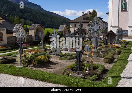 Sesto-Sexten, Italie - 19 septembre 2022 - l'église paroissiale de Saint Pierre et Saint Paul avec le beau cimetière avec arcades à la fin de l'été Banque D'Images