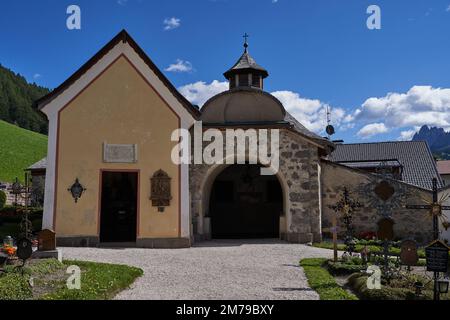 Sesto-Sexten, Italie - 19 septembre 2022 - l'église paroissiale de Saint Pierre et Saint Paul avec le beau cimetière avec arcades à la fin de l'été Banque D'Images