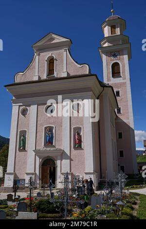 Sesto-Sexten, Italie - 19 septembre 2022 - l'église paroissiale de Saint Pierre et Saint Paul avec le beau cimetière avec arcades à la fin de l'été Banque D'Images