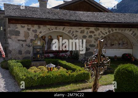 Sesto-Sexten, Italie - 19 septembre 2022 - l'église paroissiale de Saint Pierre et Saint Paul avec le beau cimetière avec arcades à la fin de l'été Banque D'Images