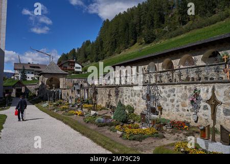 Sesto-Sexten, Italie - 19 septembre 2022 - l'église paroissiale de Saint Pierre et Saint Paul avec le beau cimetière avec arcades à la fin de l'été Banque D'Images