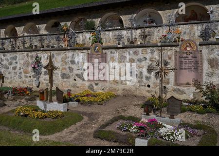 Sesto-Sexten, Italie - 19 septembre 2022 - l'église paroissiale de Saint Pierre et Saint Paul avec le beau cimetière avec arcades à la fin de l'été Banque D'Images