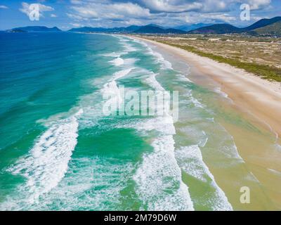 Vue aérienne sur les rochers et les vagues de la plage de Joaquina, Florianopolis, Santa Catarina, Brésil Banque D'Images