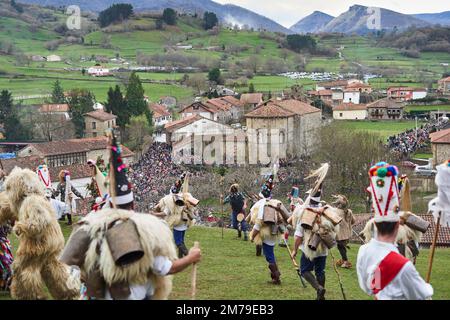 08 janvier 2023, Espagne, Silió: Des milliers de personnes de l'église du village regardent les protagonistes de la danse de mascarade d'hiver. La Vijanera, une sorte de carnaval traditionnel dans le nord de l'Espagne, est une célébration ethnographique qui a lieu au solstice d'hiver. Les villageois vêtus de costumes naturels dansent bruyamment pour accueillir le nouvel an et chasser les mauvais esprits. Photo : Felipe Passolas/dpa Banque D'Images