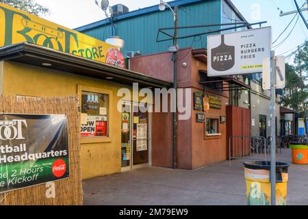 LA NOUVELLE-ORLÉANS, LA, États-Unis - 5 JANVIER 2023 : extérieur du Boot Store, un magasin de proximité situé juste à côté du campus de l'université Tulane, sur Zimpel Street Banque D'Images