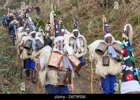 08 janvier 2023, Espagne, Silió: Zarramacos, les guerriers du bien, viennent danser et faire du bruit dans la montagne pour chasser les mauvais esprits de l'année à venir. La Vijanera, un carnaval traditionnel dans le nord de l'Espagne, est une célébration ethnographique qui a lieu au solstice d'hiver. Les villageois vêtus de costumes naturels dansent bruyamment pour accueillir le nouvel an et chasser les mauvais esprits. Photo : Felipe Passolas/dpa Banque D'Images