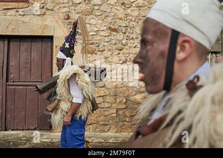 08 janvier 2023, Espagne, Silió: 'Zarramacos', guerriers du bien. Ils sautent, font du bruit avec leurs cloches et dansent dans les rues du village. La Vijanera, un carnaval traditionnel dans le nord de l'Espagne, est une célébration ethnographique qui a lieu au solstice d'hiver. Les villageois vêtus de costumes naturels dansent bruyamment pour accueillir le nouvel an et chasser les mauvais esprits. Photo : Felipe Passolas/dpa Banque D'Images