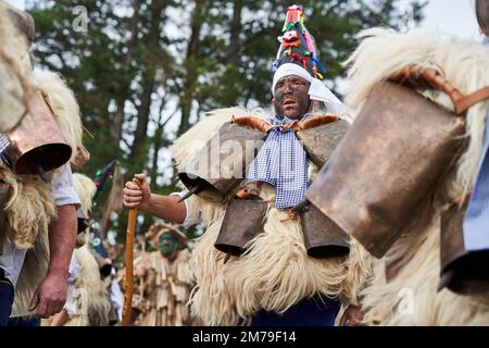 08 janvier 2023, Espagne, Silió: Zarramacos, un guerrier de bon, habillé d'une peau de mouton, avec un chapeau pointu et un visage peint en noir, éloigne les mauvais esprits de l'année à venir en sonnant les cloches liées à son corps. La Vijanera, un type de carnaval traditionnel dans le nord de l'Espagne, est une célébration ethnographique qui a lieu au solstice d'hiver. Les villageois vêtus de costumes naturels dansent bruyamment pour accueillir le nouvel an et chasser les mauvais esprits. Photo : Felipe Passolas/dpa Banque D'Images