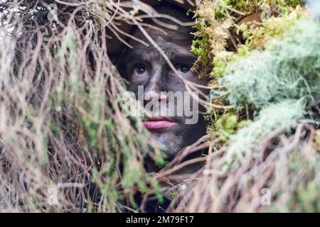 08 janvier 2023, Espagne, Silió: Un villageois dans un costume de forêt qui symbolise la vie et le printemps. La Vijanera, un carnaval traditionnel dans le nord de l'Espagne, est une célébration ethnographique qui a lieu au solstice d'hiver. Les villageois vêtus de costumes de nature dansent bruyamment pour accueillir le nouvel an et chasser les mauvais esprits. Photo : Felipe Passolas/dpa Banque D'Images