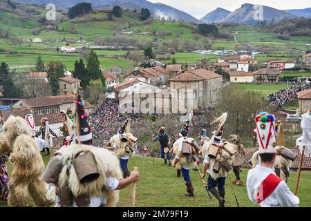 08 janvier 2023, Espagne, Silió: Des milliers de personnes de l'église du village regardent les protagonistes de la danse de mascarade d'hiver. La Vijanera, un carnaval traditionnel dans le nord de l'Espagne, est une célébration ethnographique qui a lieu au solstice d'hiver. Les villageois vêtus de costumes naturels dansent bruyamment pour accueillir le nouvel an et chasser les mauvais esprits. Photo : Felipe Passolas/dpa Banque D'Images