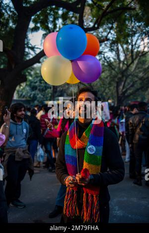 New Delhi, Inde. 08th janvier 2023. Un participant tient des ballons colorés à l'appui de la communauté lors du défilé Delhi Queer Pride 2022-23 à New Delhi. Des membres de la communauté LGBTQ ont pris la rue pour rejoindre la 13th année de la Delhi Queer Pride March après une suspension de près de trois ans due à la pandémie de Covid-19. (Photo de Pradeep Gaur/SOPA Images/Sipa USA) crédit: SIPA USA/Alay Live News Banque D'Images