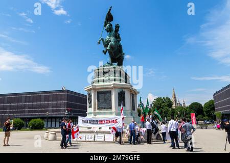 Des manifestants anti-Poutine à Heldenplatz, Vienne, juin 2018, représentant le peuple géorgien, s'opposent à l'implication russe dans le pays Banque D'Images