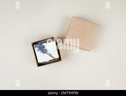 Savon maison naturel enveloppé de papier floral pressé fait à la main, décoré de lavande. Idée de cadeau d'entreprise ou personnelle. Cadeau pour la fête des femmes Banque D'Images