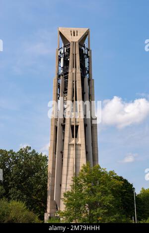 Naperville, Illinois - Etats-Unis - 15 septembre 2022: La Tour de Moser et le Carillon du millénaire, construit en 1999, un bel après-midi d'automne. Banque D'Images