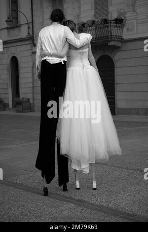 Couple habillé comme un mariage marche sur pilotis Banque D'Images